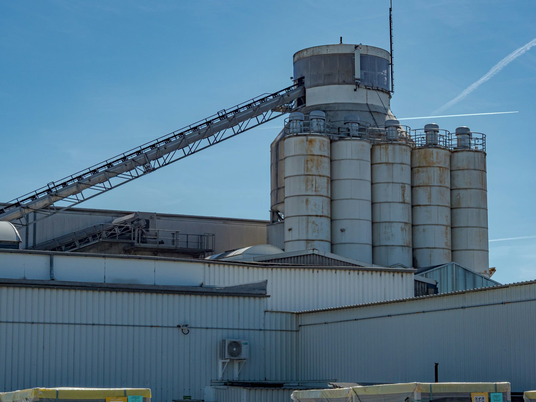 Grain silos and conveyor