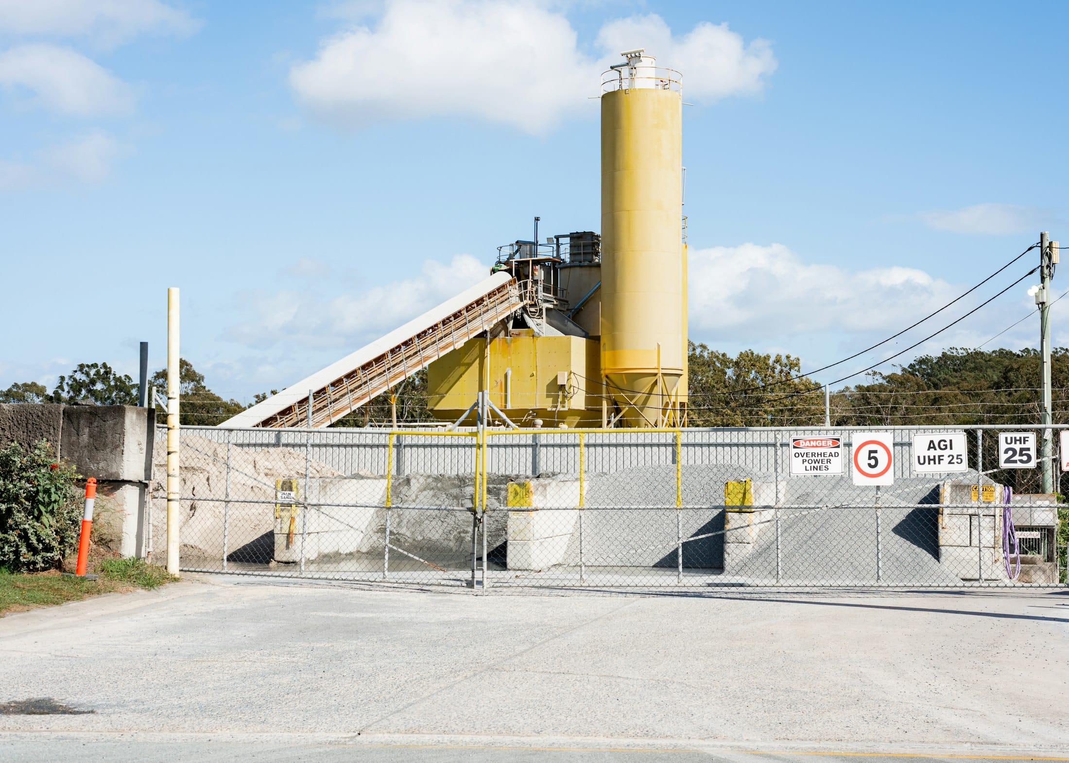 Cement plant with silo and conveyors